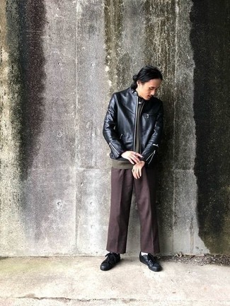 Какие брюки чинос носить с черно-белым бомбером