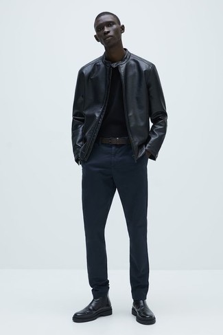 Какие брюки чинос носить с черно-белым бомбером