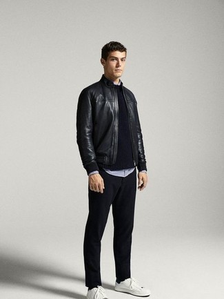 Какие брюки чинос носить с черно-белым бомбером