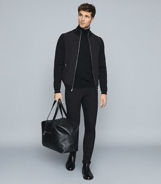 Какие брюки чинос носить с черно-белым бомбером