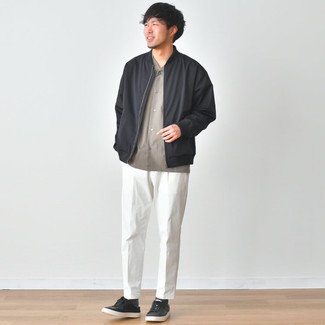 Какие брюки чинос носить с черно-белым бомбером