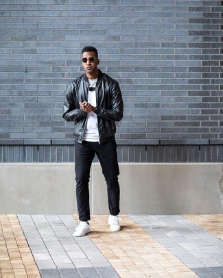 Какие брюки чинос носить с черно-белым бомбером