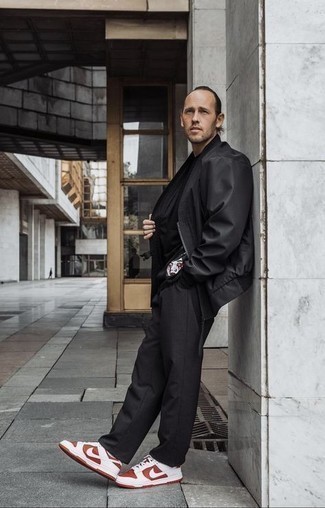 Какие брюки чинос носить с черно-белым бомбером