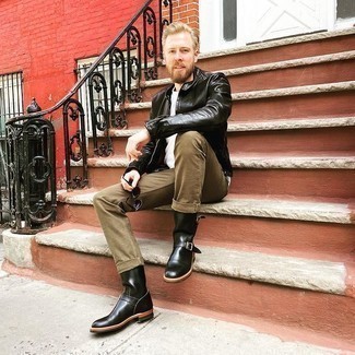 Какие брюки чинос носить с черно-белым бомбером