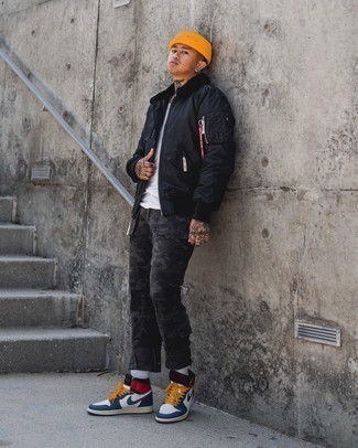 Как носить черно-белый бомбер с серыми брюками карго