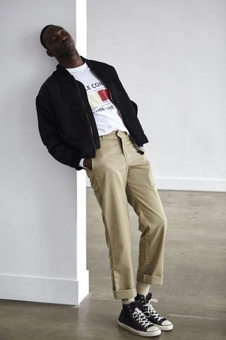 Какие высокие кеды носить с черно-белым бомбером мужчине