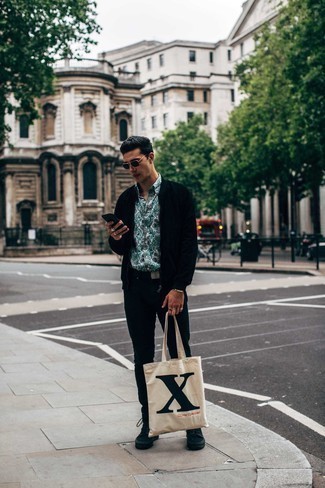 Какие высокие кеды носить с черно-белым бомбером мужчине