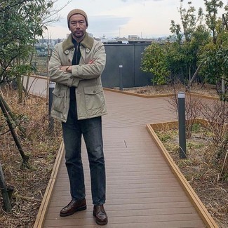 С чем носить черно-белый бомбер мужчине