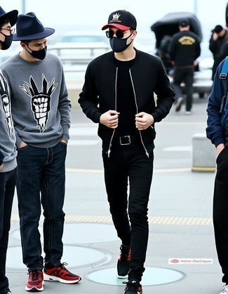 С чем носить черно-белый бомбер мужчине