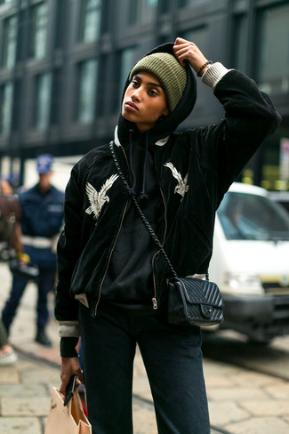 С чем носить черно-белый бомбер женщине