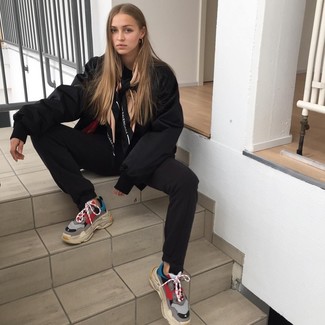 С чем носить черно-белый бомбер женщине