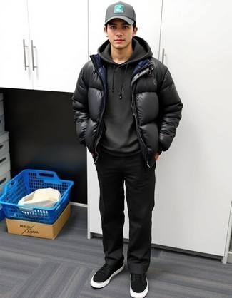 Какие низкие кеды носить с черно-белым бомбером мужчине