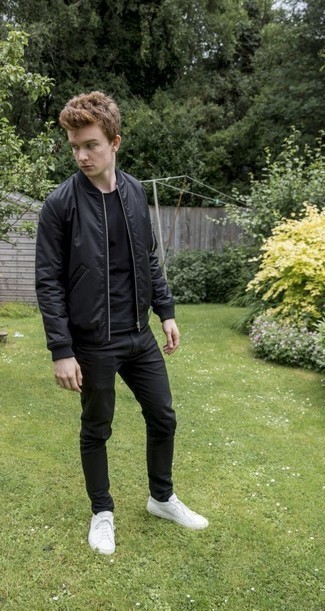 Какие низкие кеды носить с черно-белым бомбером мужчине