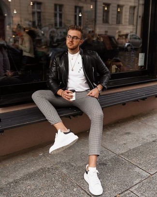 Какие низкие кеды носить с черно-белым бомбером мужчине