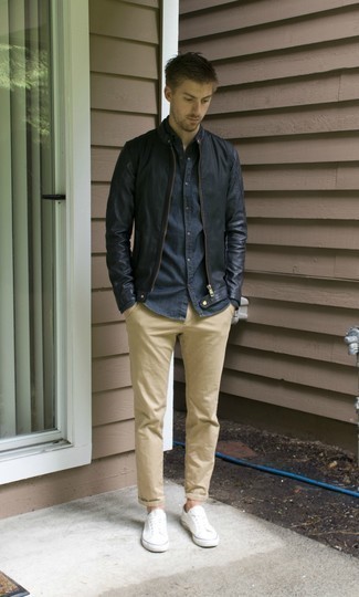 Какие низкие кеды носить с черно-белым бомбером мужчине