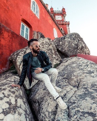 Какие низкие кеды носить с черно-белым бомбером мужчине