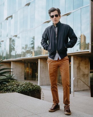 Какие низкие кеды носить с черно-белым бомбером мужчине