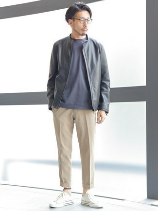 Какие низкие кеды носить с черно-белым бомбером мужчине