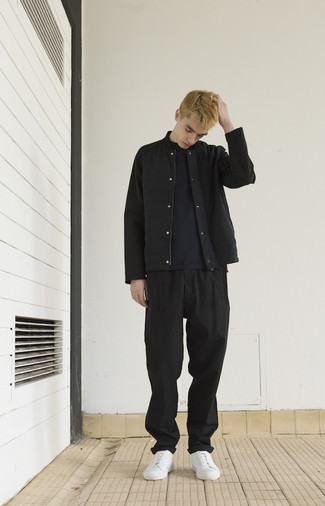 Какие низкие кеды носить с черно-белым бомбером мужчине