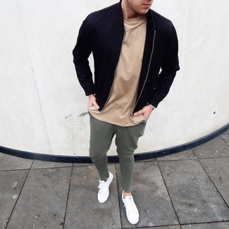Какие спортивные штаны носить с черно-белым бомбером мужчине
