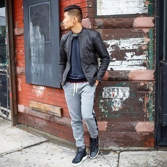 Какие спортивные штаны носить с черно-белым бомбером мужчине