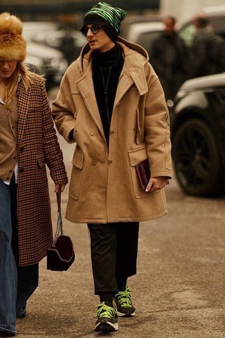 Какие спортивные штаны носить с черно-белым бомбером мужчине