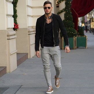 Какие майки носить с черно-белым бомбером мужчине