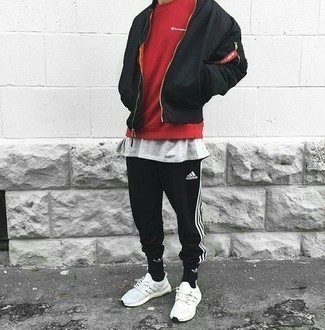 Какие майки носить с черно-белым бомбером мужчине