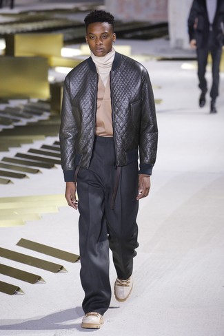 Какие водолазки носить с черно-белым бомбером мужчине