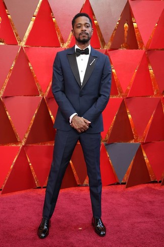 С чем носить черно-белый галстук-бабочку мужчине