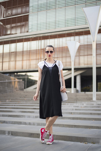 С чем носить черно-белое платье-комбинацию