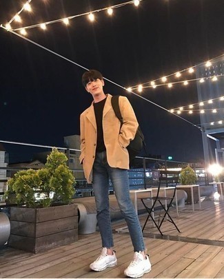 С чем носить черно-белый рюкзак из плотной ткани мужчине