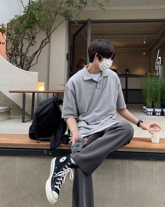 С чем носить черно-белый рюкзак из плотной ткани мужчине