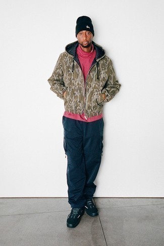 С чем носить черно-белые рабочие ботинки из плотной ткани мужчине