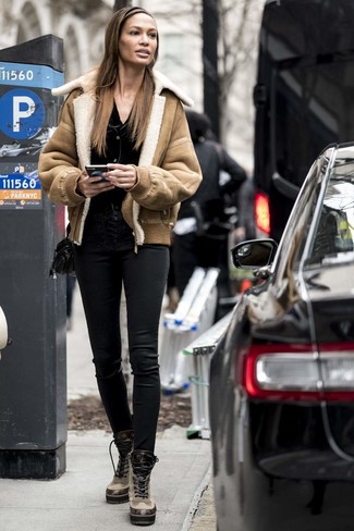 С чем носить черно-белый кардиган женщине