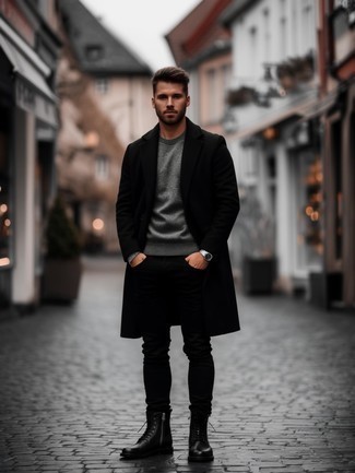 Какие джинсы носить с черно-белыми повседневными ботинками мужчине