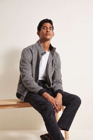 С чем носить черно-белый бомбер в клетку мужчине