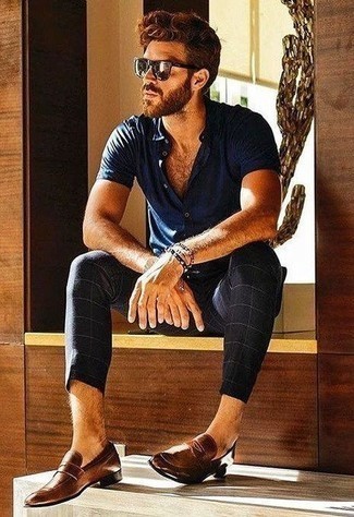 С чем носить черно-белые брюки чинос в клетку