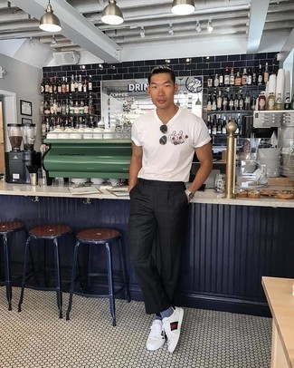 С чем носить черно-белые брюки чинос в клетку