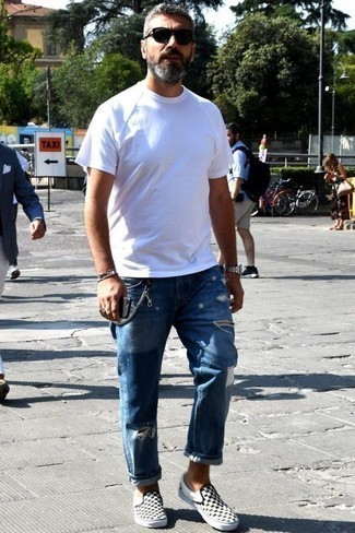 С чем носить черно-белые низкие кеды в клетку мужчине