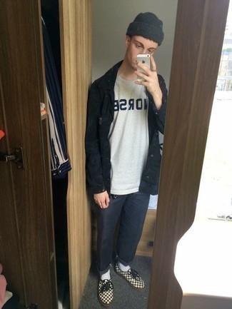 С чем носить черно-белые низкие кеды в клетку мужчине