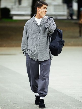 С чем носить черно-белую куртку-рубашку в клетку мужчине