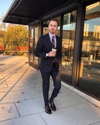 С чем носить черно-белый галстук в клетку мужчине