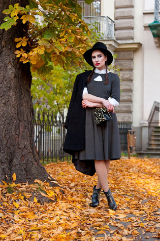 Как носить черно-белое пальто с черными кожаными ботильонами