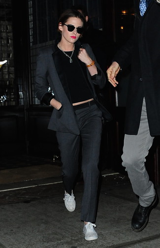 Какие пиджаки носить с черно-белым свитером с круглым вырезом женщине