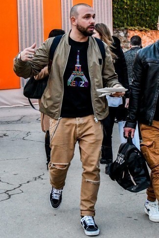 Какие бомберы носить с черно-белым свитером с круглым вырезом мужчине