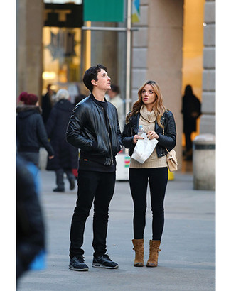 Какие бомберы носить с черно-белым свитером с круглым вырезом мужчине