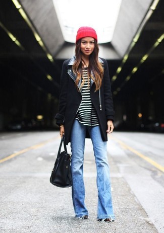 Какие джинсы носить с черно-белым свитером с круглым вырезом женщине