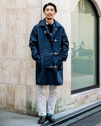 С чем носить черно-белый свитер с круглым вырезом мужчине