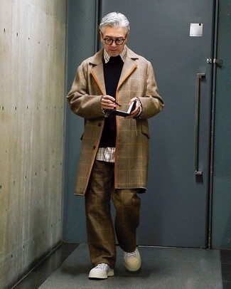 С чем носить черно-белый свитер с круглым вырезом мужчине